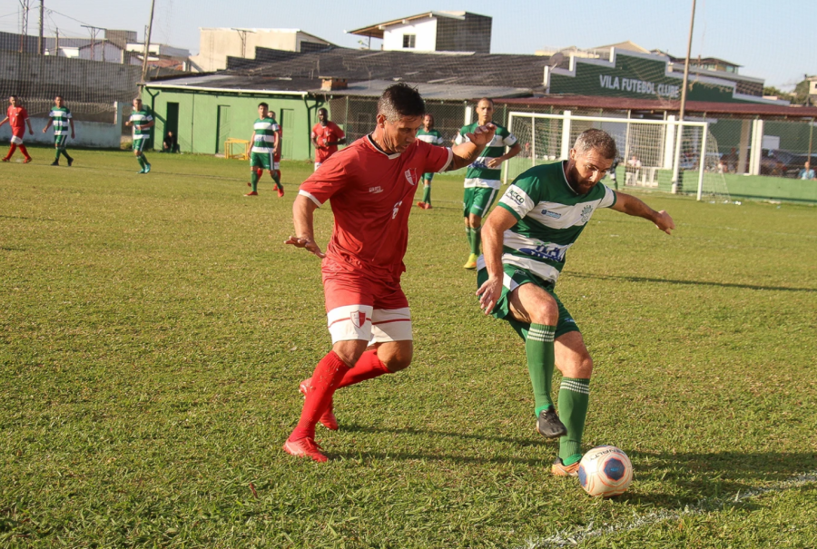 VILA VENCE E SEGUE COMO LÍDER