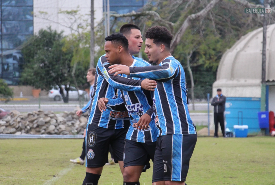 A BOLA ROLOU NO CAMPO DA GRUTA NA TARDE DESTE FERIADO